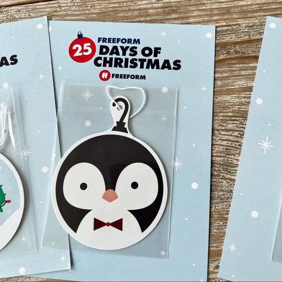 2021 DISNEYLAND DISNEY MERRIEST NIGHTS SOUVENIR PIN PLUS EXTRAS - Picture 8 of 8